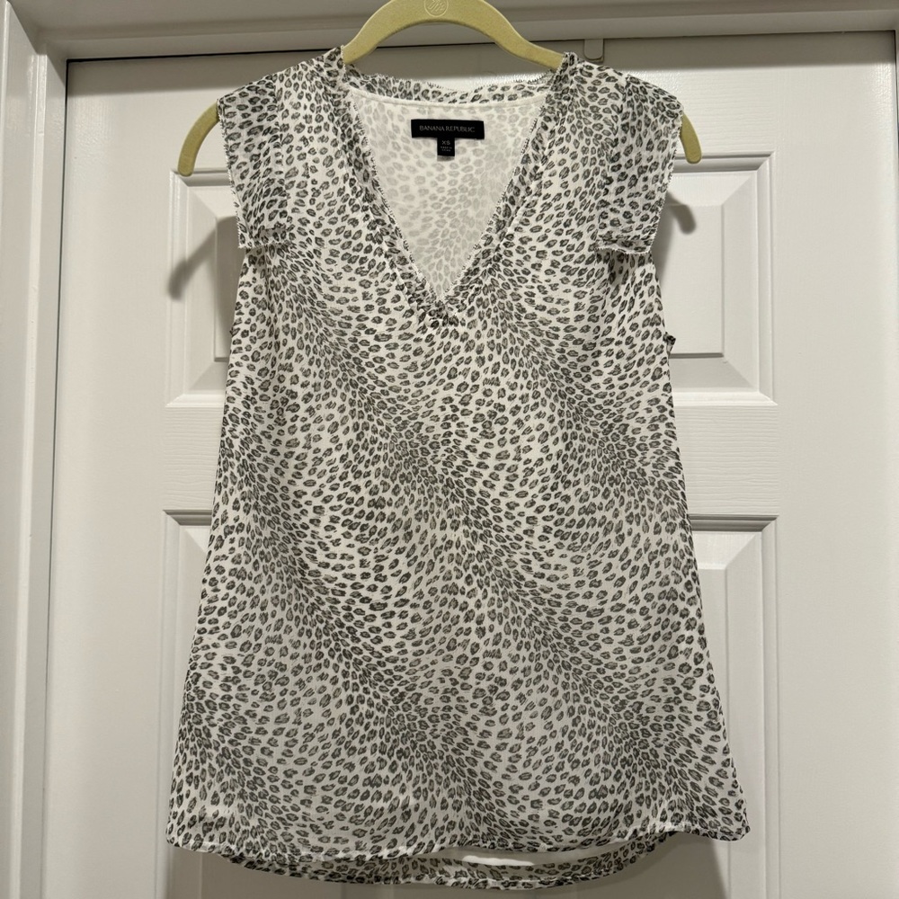 Banana Republic gray and white leopard print blouse with ruffle details …